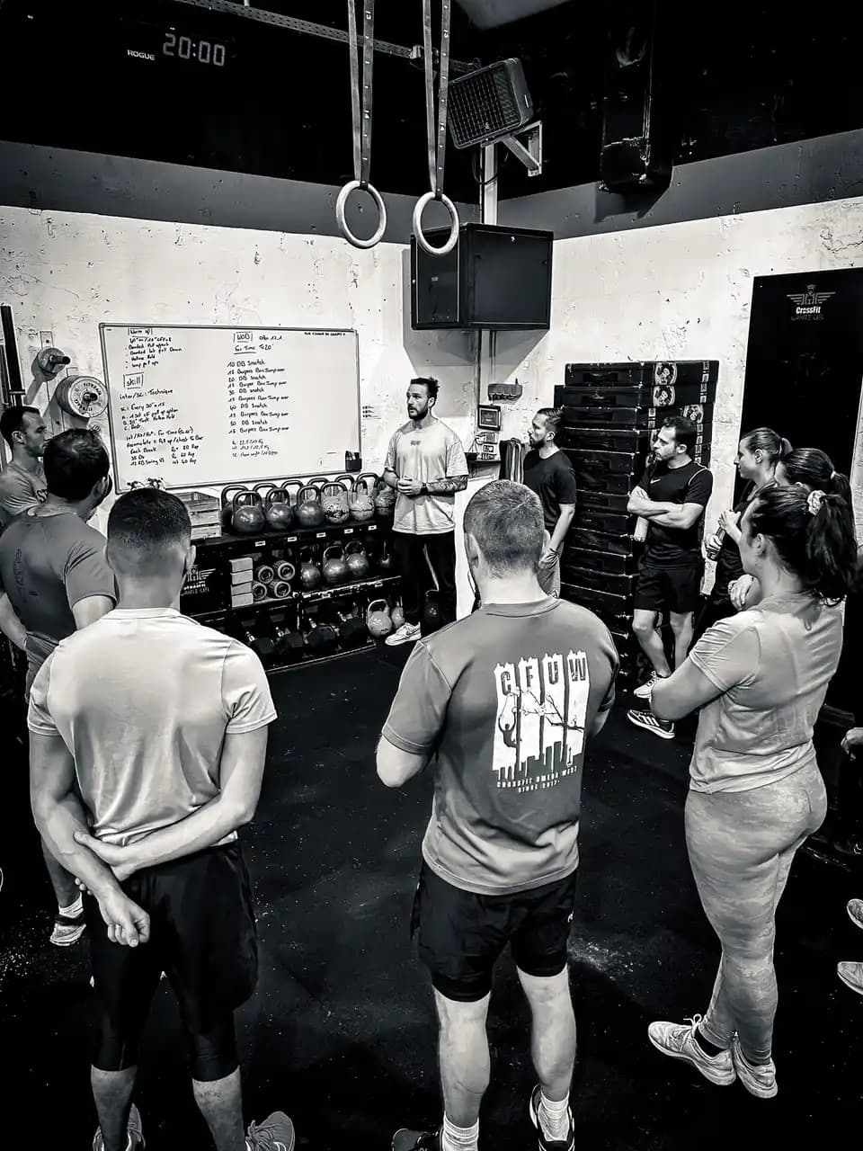 A coach briefs members before a class at CrossFit Gratte-Ciel