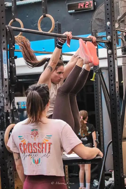Athlète en gymnastique CrossFit (suspension à la barre) au CrossFit Gratte-Ciel à Villeurbanne