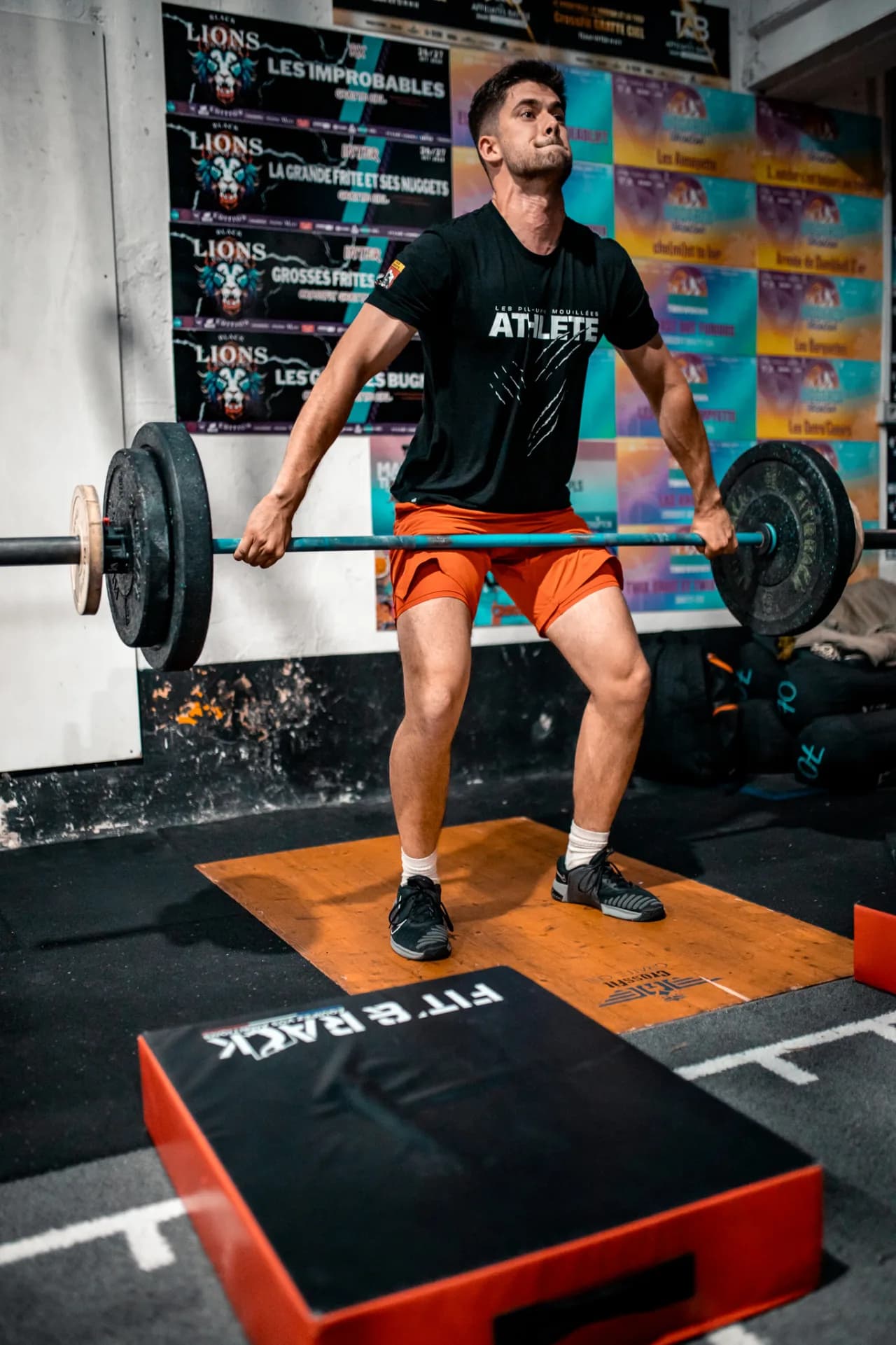 Athlète à l'épaulé-jeté sur plateforme haltéro au CrossFit Gratte-Ciel à Villeurbanne