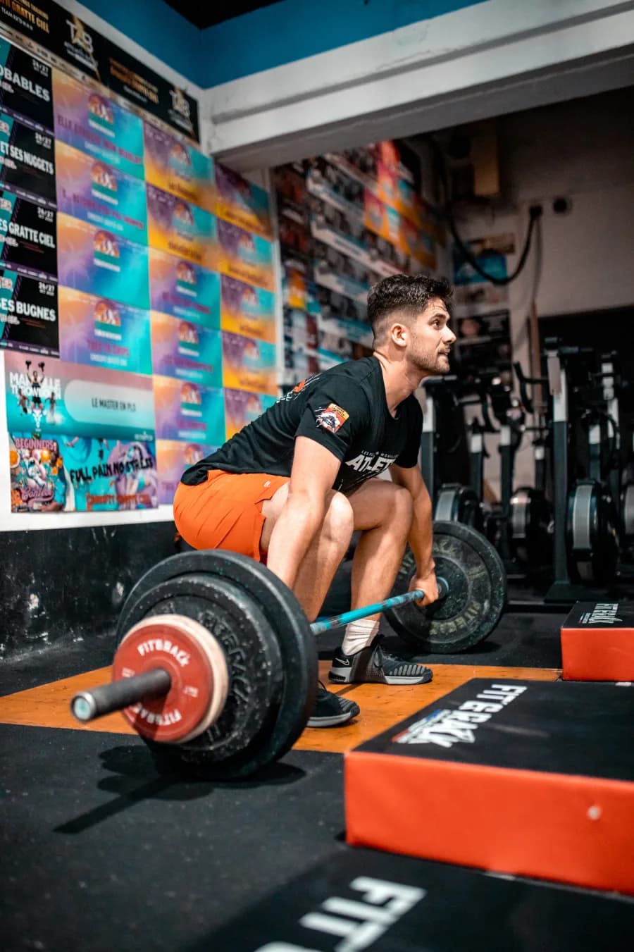 Athlète au tirage de l'épaulé sur plateforme haltéro au CrossFit Gratte-Ciel