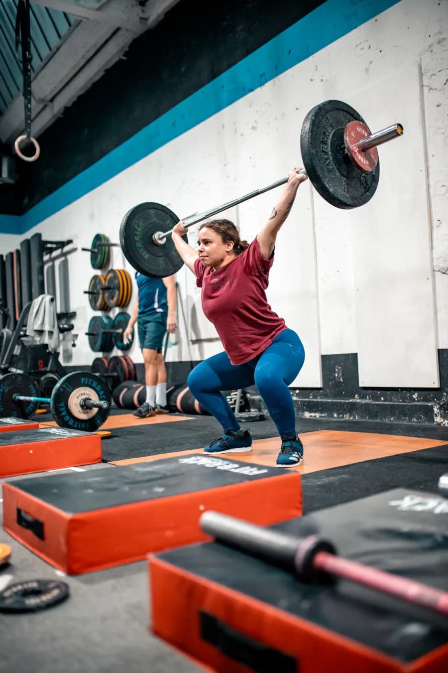 Disques bumper et plateformes de la zone haltérophilie au CrossFit Gratte-Ciel à Villeurbanne