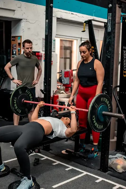 Athlètes en cours de musculation et renforcement au CrossFit Gratte-Ciel à Villeurbanne
